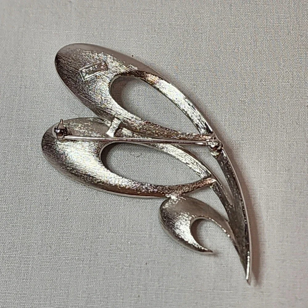 Vintage Crown Trifari Brushed Silver Tone Abstract Leaf Wing Brooch Pin Textured